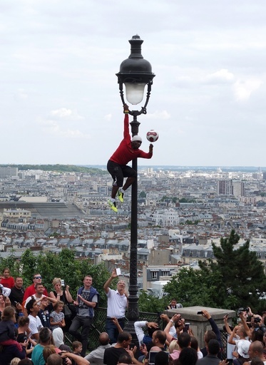 安定感は抜群、仏パリのぶら下がりパフォーマー