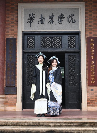 中国の卒業シーズン 伝統的要素を取り入れた大学式服が大人気