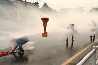 【今日の1枚】三角コーンが空中停止、デモ隊に放水 ネパール