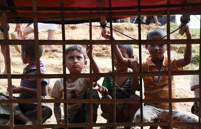 ロヒンギャ難民キャンプに保護者不在の子ども4万人超、EU委員