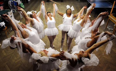 チュチュ姿で熱演のおばあちゃんダンサーズ、 チェコで大人気