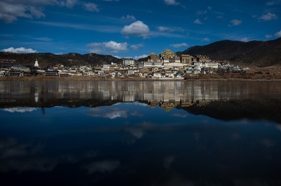 チベット仏教寺院の日常風景、中国・雲南省