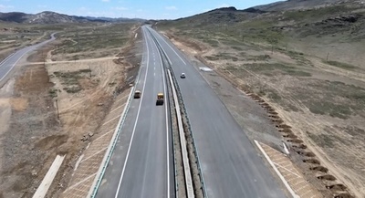 中国で砂漠を貫通する世界最長の高速道路が開通