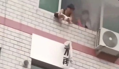 マンションで火災発生 母親が4階から赤ちゃんを投げ落とす　