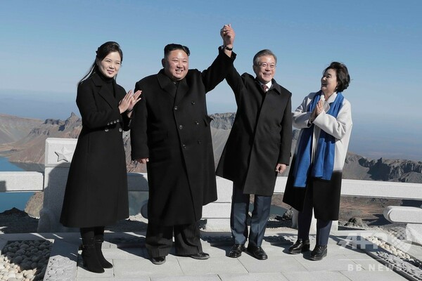 南北首脳、朝鮮民族の「聖地」白頭山に登頂