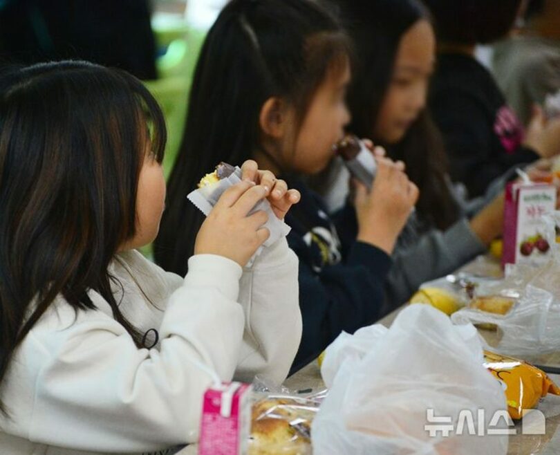 韓国・忠清北道清州市の小学校で代替給食を食べる児童＝写真は記事内容と直接関係ありません(c)NEWSIS