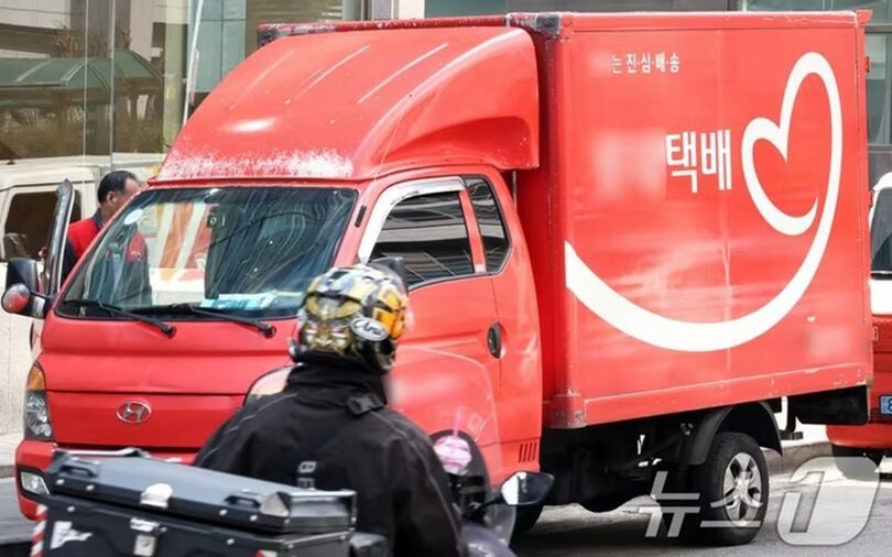 ソウル市内で配達する宅配運転手ら(c)news1