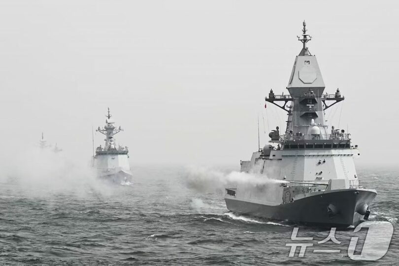 海上機動訓練で実弾射撃訓練に臨む3600トン級護衛艦「忠南」(c)news1