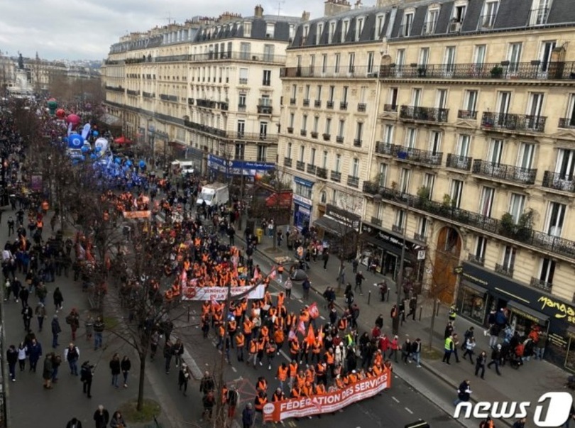 11日、パリで街頭行進をするフランスの7つの労組連盟(c)ロイター/news1