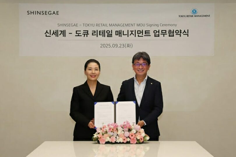 記念撮影に臨む新世界百貨店のチャン・スジン商品本部長（左）と東急リテールマネジメントの堀田正道社長＝新世界百貨店(c)KOREA WAVE