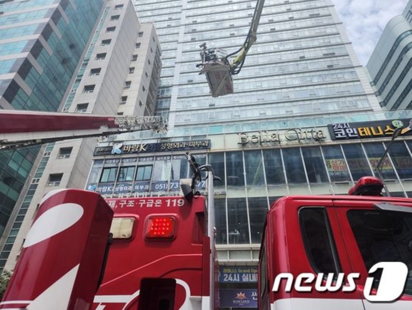 釜山市海雲台区のあるホテルの地下で火災が発生し、消防当局がはしご車を動員して宿泊客を救助している（釜山消防災難本部提供）(c)news1