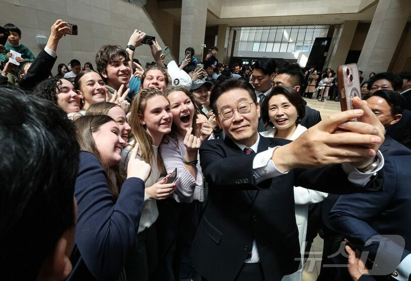 外国人観光客との記念撮影に臨む韓国のイ・ジェミョン（李在明）大統領と妻キム・ヘギョン（金恵景）氏(c)news1