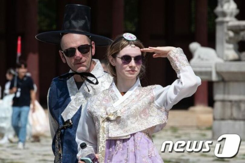 ソウル・景福宮を訪れ、韓服を着て宮殿を見回す外国人観光客(c)news1
