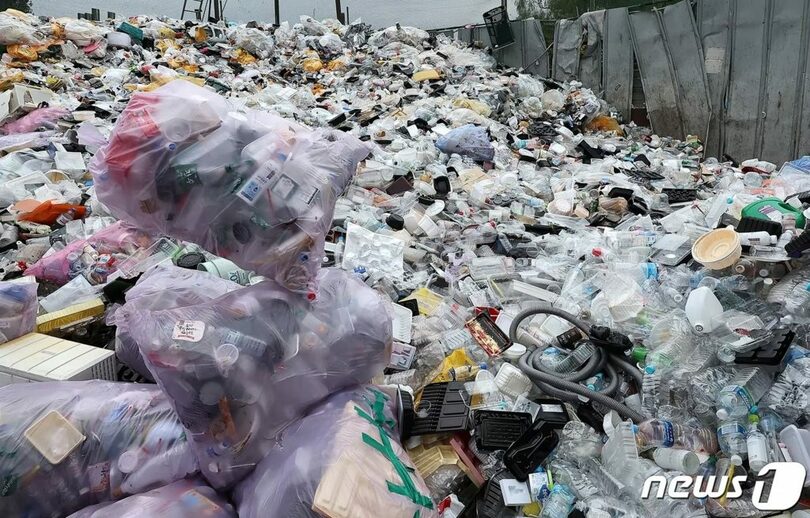 ソウルのあるリサイクルセンターに積まれた生活ごみ(c)news1