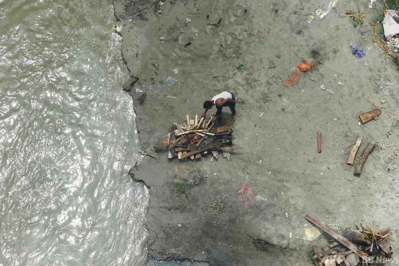 モンスーンで増水ガンジス川、墓地の遺体露出 新型コロナの犠牲者か