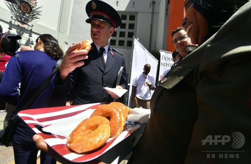 8分で48個！米ハリウッドでドーナツ早食い大会