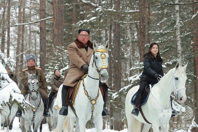 白馬に乗った金正恩氏 李夫人と白頭山へ Kcnaが写真公開 写真10枚 国際ニュース Afpbb News