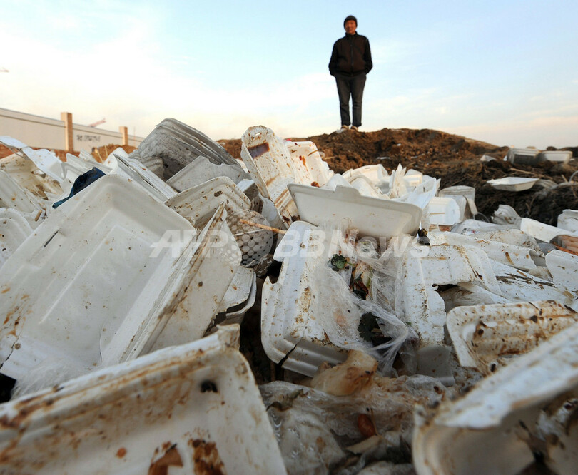 使用済み食品トレーの山、ごみ問題に直面する中国