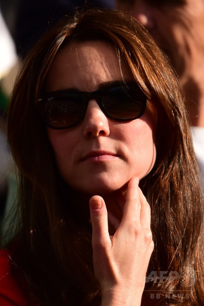 英王子夫妻がウィンブルドン観戦、キャサリン妃は真っ赤なワンピース