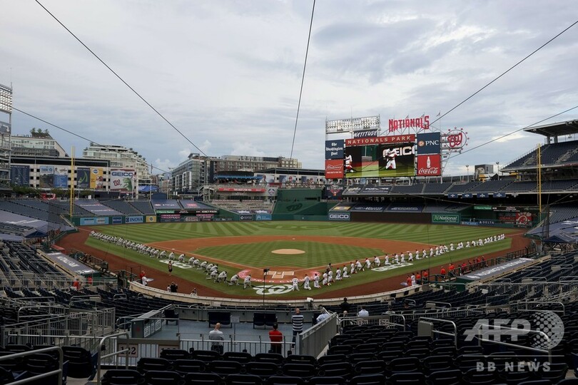 MLBが4か月遅れの開幕 選手は試合前に膝つき抗議