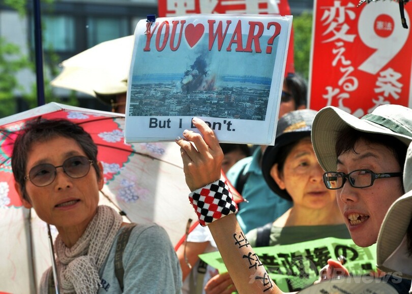 国会前で集団的自衛権の閣議決定に抗議