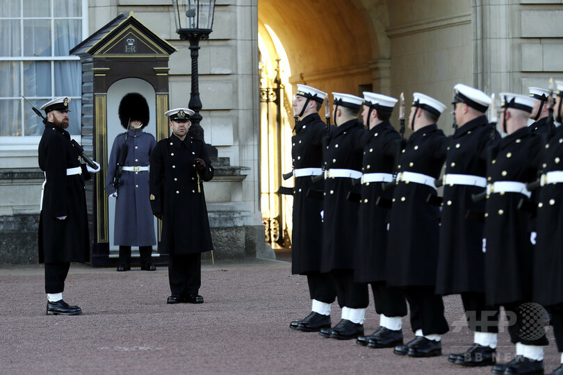 英海軍がバッキンガム宮殿の警護に 衛兵交代式357年の歴史で初 写真5枚 国際ニュース Afpbb News