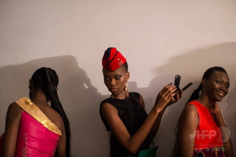 サプールもパフォーマンス、コンゴでファッションウィーク開催