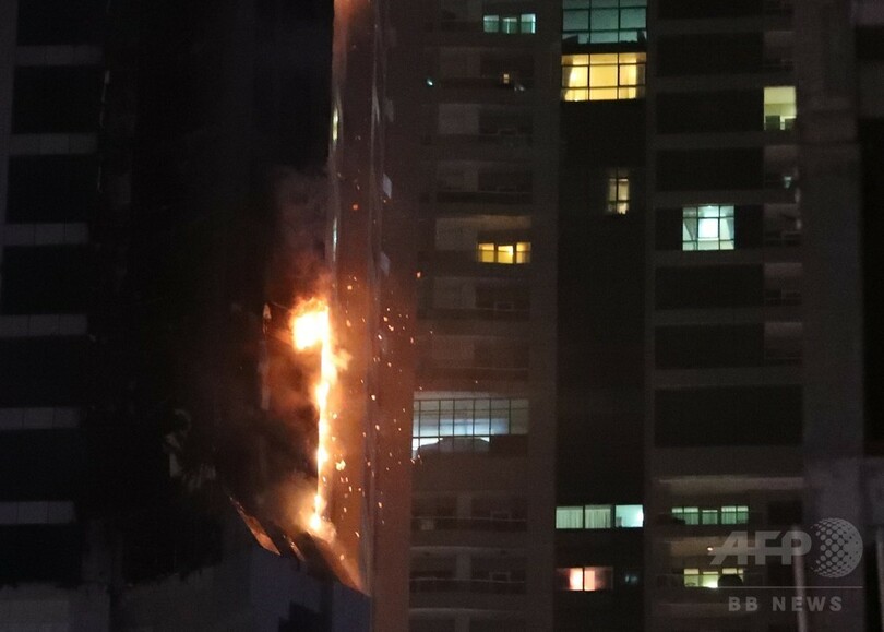 ドバイの超高層マンション「ザ・トーチ」で火災、上層階まで延焼