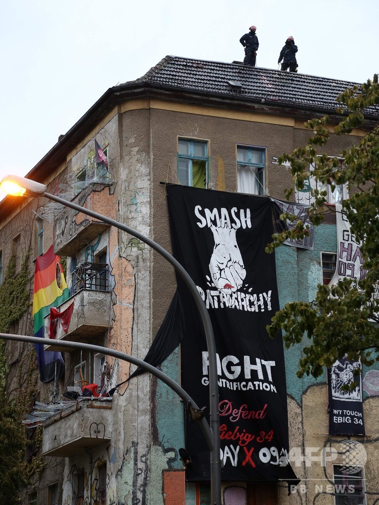 独ベルリン 不法占拠ビル立ち退き抗議デモ、暴動に発展 写真13枚 国際ニュース:AFPBB News
