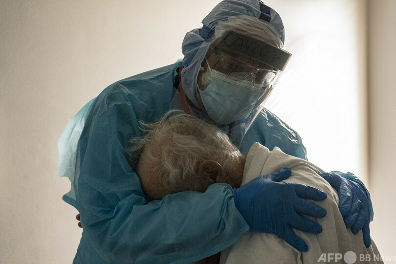 高齢コロナ患者を抱きしめる医師が話題に 連続勤務252日目 写真1枚 国際ニュース Afpbb News