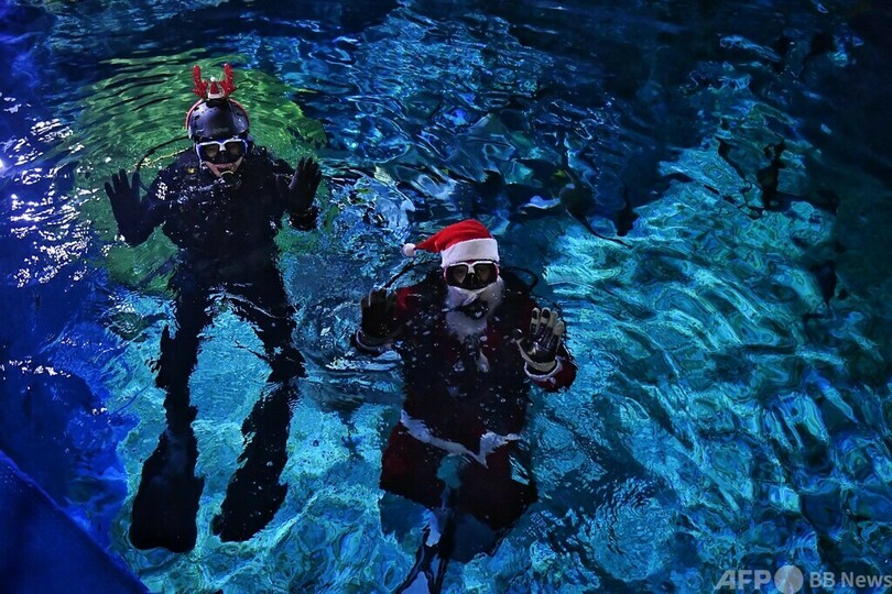 水中サンタからプレゼント！ タイ・バンコク