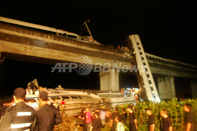 中国で高速鉄道事故、33人死亡
