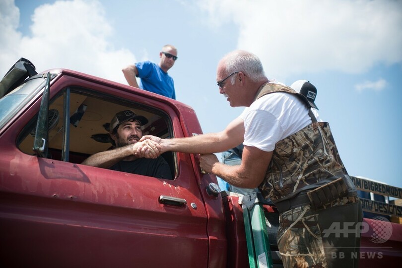 巨大トラックに乗った天使たち、「ハービー」被災地で救助ボランティア