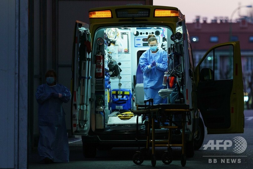 新型ウイルスの高齢患者乗せた救急車に若者が投石 スペイン