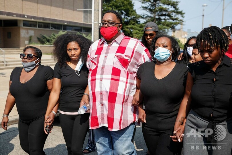 米黒人男性の銃撃めぐる抗議で2人死亡 母親が平静呼び掛け