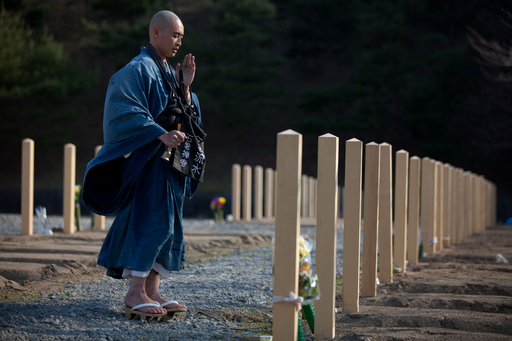 被災地で祈りを捧げる僧侶たち 写真14枚 国際ニュース：AFPBB News