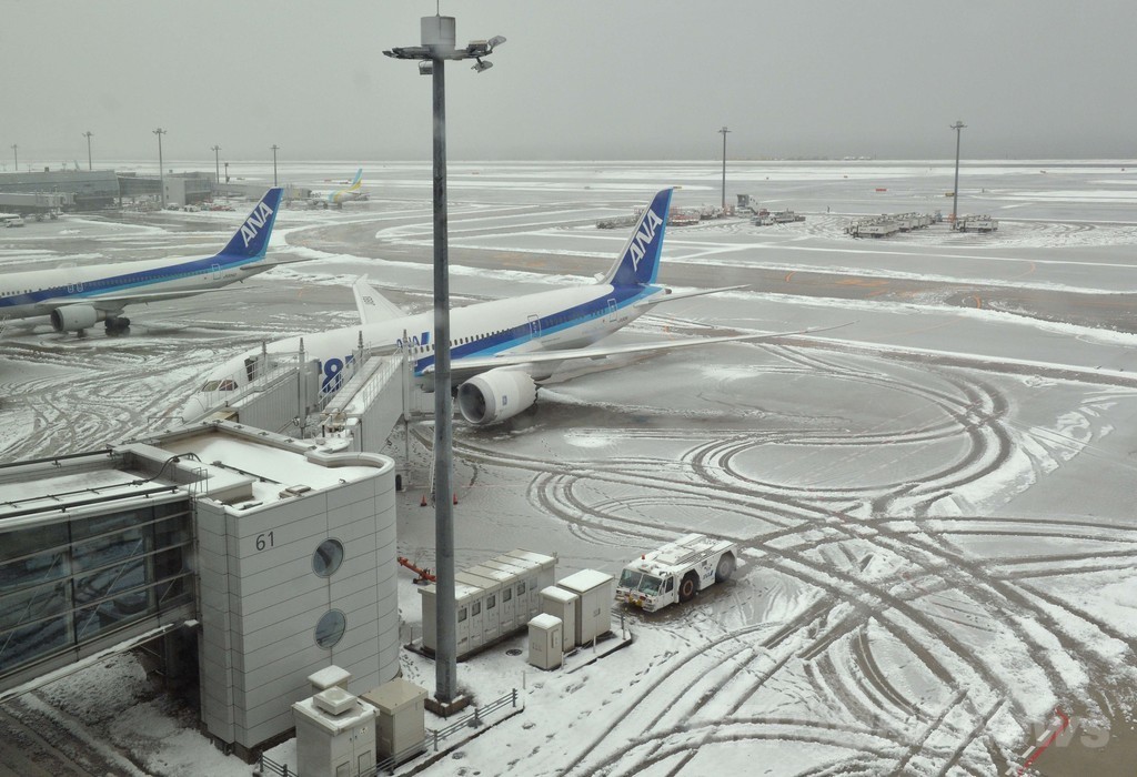 関東甲信地方などで大雪、車の立ち往生相次ぐ