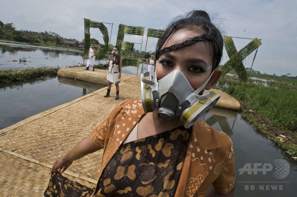 ファッションショーにガスマスク、環境破壊を告発 インドネシア