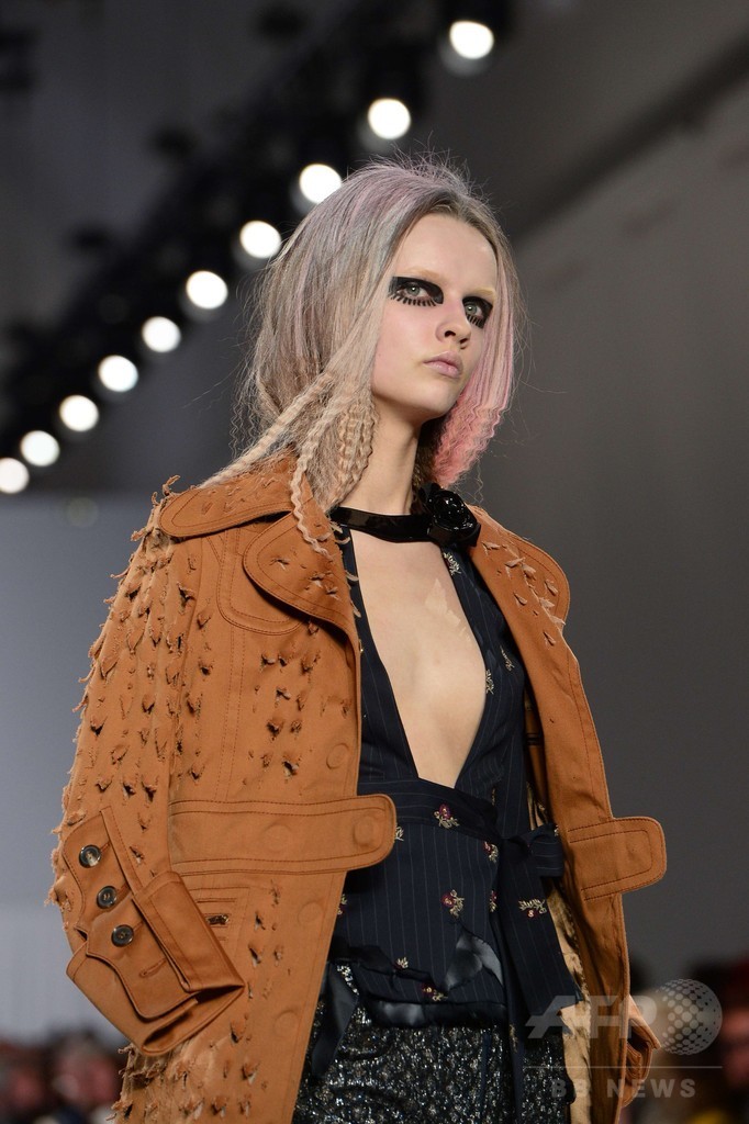 ピエロ風の奇抜なモデルでインパクト、「メゾン マルジェラ」15/16秋冬