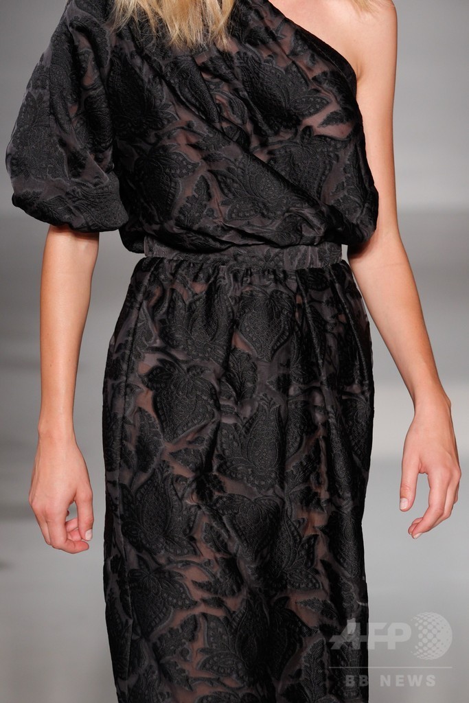 膝下丈のスカートでエレガントに、「ジル・スチュアート」15年春夏