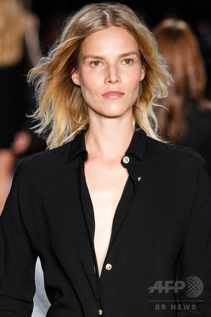 アンソニー・バカレロとコラボ、「ヴェルサス ヴェルサーチ」15年春夏