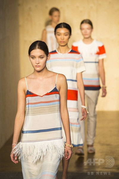 オーバーサイズの服にフェミニンさをプラス、「ポール・スミス」15年春夏
