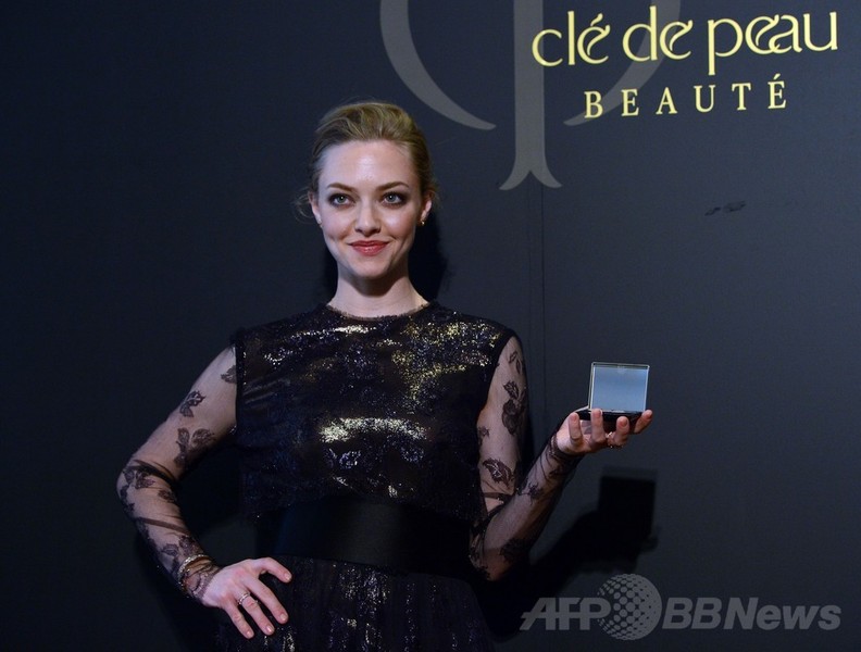 アマンダ・セイフライド、「クレ・ド・ポー　ボーテ」新製品発表会に登場