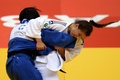 第32回世界柔道選手権（World Judo Championships 2014）、女子70キロ級決勝でユリ・アルベアル（Yuri Alvear）と対戦するヌンイラ華蓮（Karen Nun Ira、2014年8月29日撮影）。(c)AFP/VASILY MAXIMOV