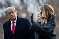 米大統領専用ヘリコプター「マリーンワン」でホワイトハウスに帰還したドナルド・トランプ大統領（左）と妻のメラニア氏（2020年12月31日撮影）。(c) Brendan Smialowski / AFP