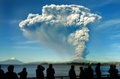 チリ南部プエルトバラスから撮影した、噴煙を上げるカルブコ火山（2015年4月22日撮影）。AFP/GIORDANA SCHMIDT