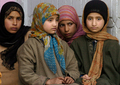 2008年3月2日、インド・カシミール（Kashmir）地方スリナガル（Srinagar）の北西にあるChewdara Beerwahで起きた、武装勢力と見られる戦闘員と治安部隊との銃撃戦が終わるのを待つカシミール人の子どもたち。(c)AFP/Rouf BHAT