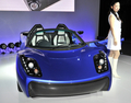 東レ（Toray）は、炭素繊維を活用した軽量の次世代電気スポーツカー「Teewave（ティーウエーブ）AR1」を試作したと発表した。

試作車は2人乗りオープンカーで、炭素繊維強化樹脂（CFRP）を使用した車体重量は846キロ。1回のフル充電での走行可能距離は185キロ、最高速度は時速147キロ。

写真は、東レが都内で公開した「Teewave AR1」（2011年9月14日撮影）。(c)AFP/Yoshikazu TSUNO