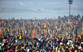 世界最大の宗教的祝祭「クンブメーラ（Kumbh Mela）」の沐浴（もくよく）をするため、ガンジス（Ganges）川、ヤムナ（Yamuna）川、サラスワティ（Saraswati）川が合流するインド北部アラハバード（Allahabad）のサンガム（Sangam）河岸に向かう人たち（2013年2月10日撮影）。(c)AFP/SANJAY KANOJIA