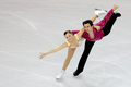 フィギュアスケート四大陸選手権2009（%%ISU Four Continents Figure Skating Championships 2009%%）ペア・ショートプログラム（SP）、64.36点を記録し2位につけたカナダのジェシカ・デュベ（%%Jessica Dube%%、左）とブライス・ダヴィソン（%%Bryce Davison%%）。（2009年2月4日撮影）(c)AFP/Getty Images/Matthew Stockman
